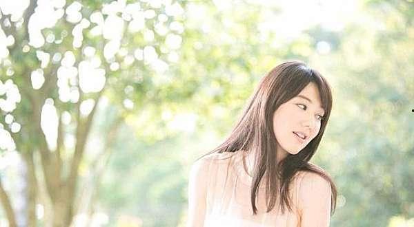 王子璇拍照吃瓜视频,意外曝光美食瞬间