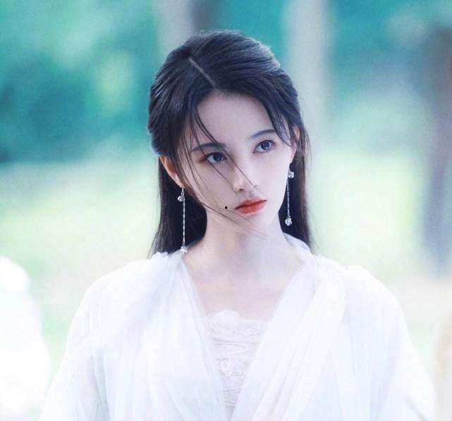 王子璇拍照吃瓜视频,意外曝光美食瞬间