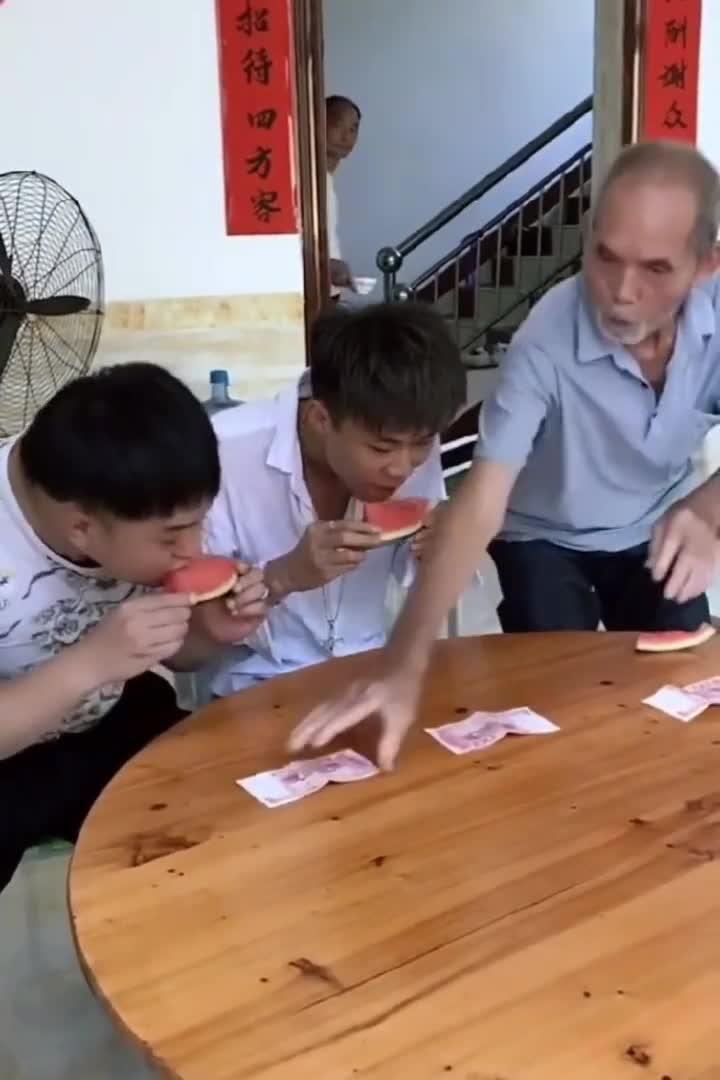 大爷开心吃瓜视频大全集,笑料横生视频大全集