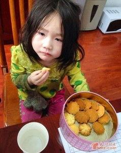 吃贝贝瓜的小女孩视频播放,小女孩品尝贝贝瓜，萌态十足引网友热议