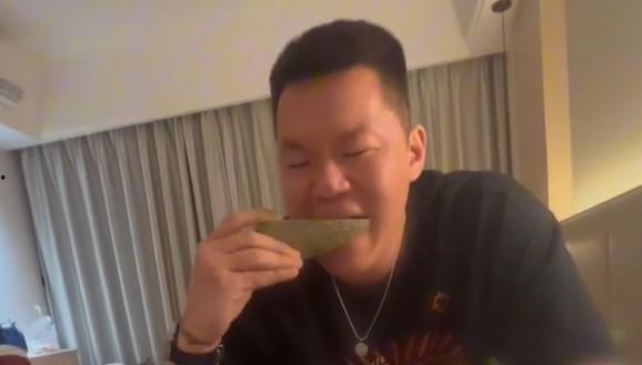 金昌大叔吃瓜事件视频曝光,视频曝光引发网友热议