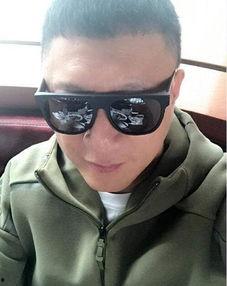 带墨镜吃瓜视频,揭秘带墨镜吃瓜视频背后的趣味与热议