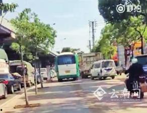 昆明人行道吃瓜视频,街头一幕引发热议