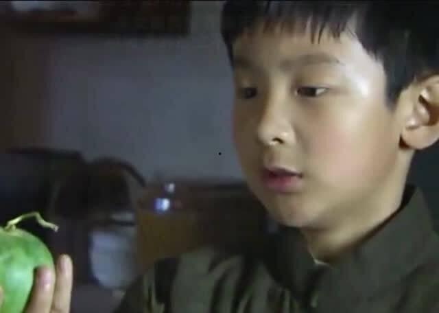 后妈吃瓜带娃视频,温馨日常引发网友热议