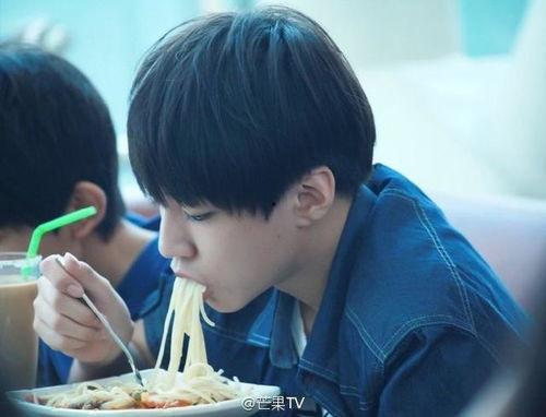 虎牙王俊凯吃瓜视频,王俊凯吃瓜视频，揭秘娱乐圈幕后故事