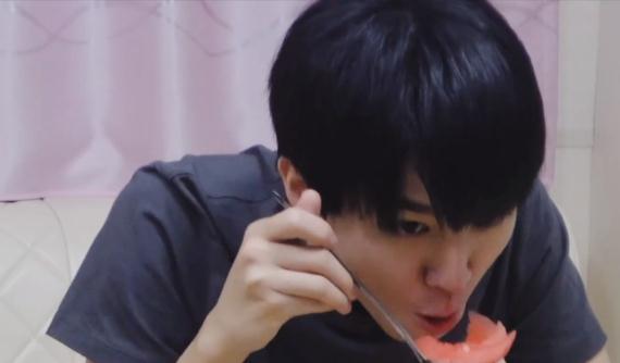 虎牙王俊凯吃瓜视频,王俊凯吃瓜视频，揭秘娱乐圈幕后故事