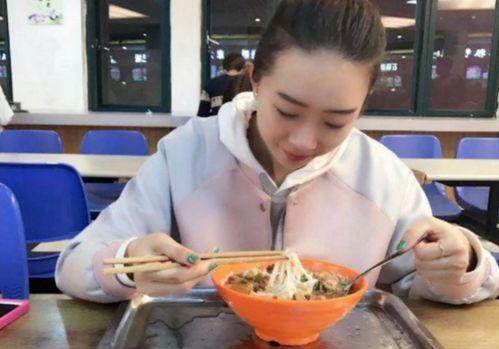 带你吃瓜学生吃饭视频在线观看,带你一窥学生食堂美食盛宴