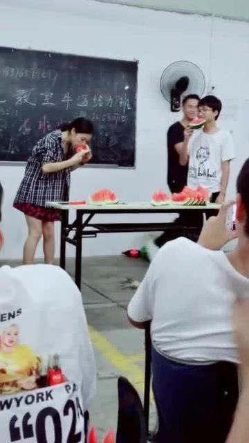 女老师吃瓜视频,吃瓜视频引发网友热议