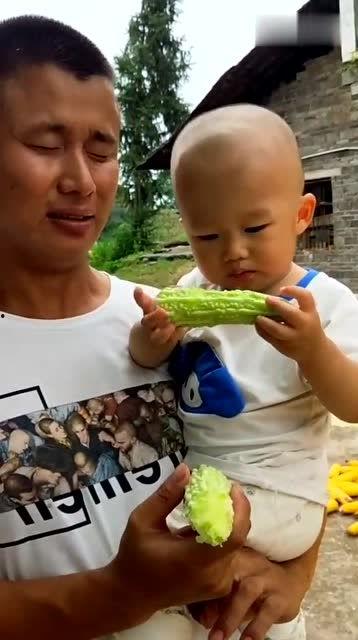 小朋友送瓜给爸爸吃视频,小朋友温馨送瓜给爸爸的感人瞬间