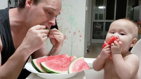 小朋友送瓜给爸爸吃视频,小朋友温馨送瓜给爸爸的感人瞬间