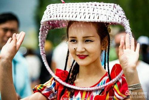 新疆姑娘吃籽瓜视频,籽瓜美食魅力四溢