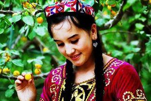 新疆姑娘吃籽瓜视频,籽瓜美食魅力四溢